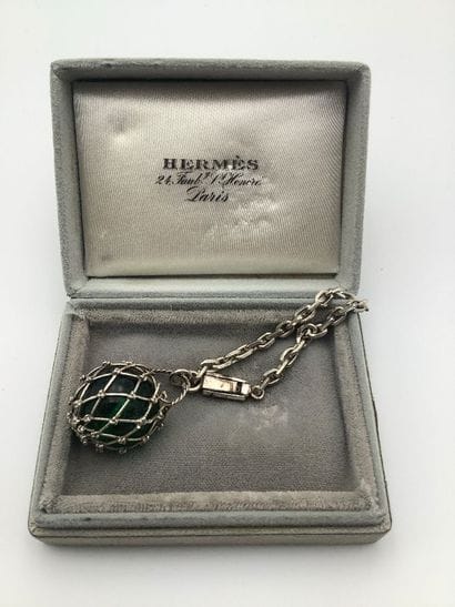 Hermès. Porte clé en argent figurant un flotteur...