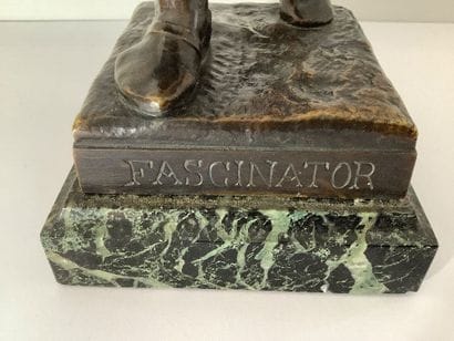 Statuette en bronze sur socle marbre «FASCINATOR»...
