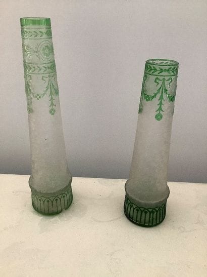Lot de deux soliflores en verre sculpté à...