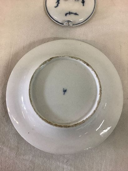 lot d'un beurrier et d'un plat de service...