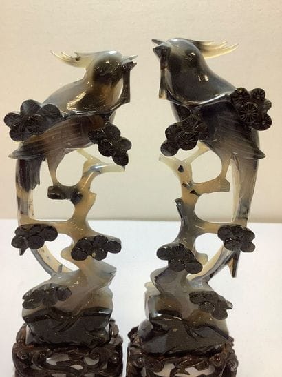 Coffret de deux oiseaux perchés en pierre...