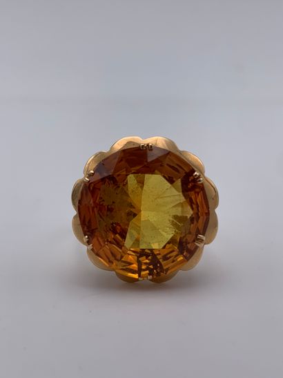 Bague en or jaune 750 millièmes retenant...