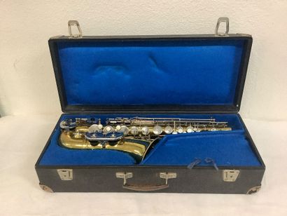 Un saxophone de marque Weltkiand, dans sa...