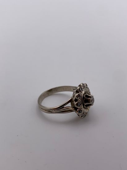 Bague marguerite en or gris 750 millièmes...