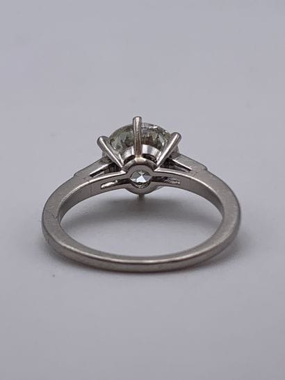 Bague en platine centrée d un diamant taille...