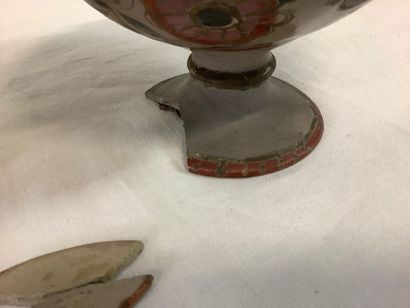 Ensemble d’objets en terre cuite, deux coupes...