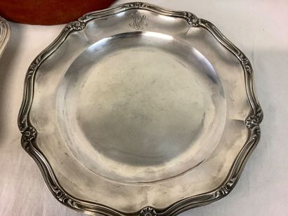 Un ensemble de 2 plats en argent poinçon...