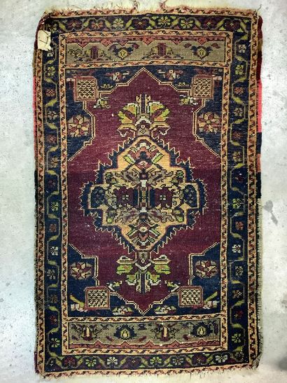 Small wool rug, handmade (Turkey?), worn,...