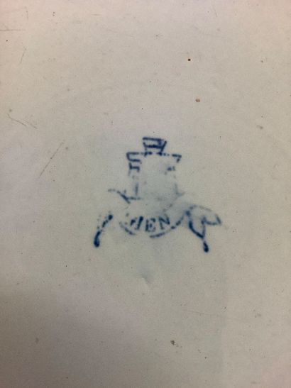 GIEN: Une assiette ancienne en faïence de...
