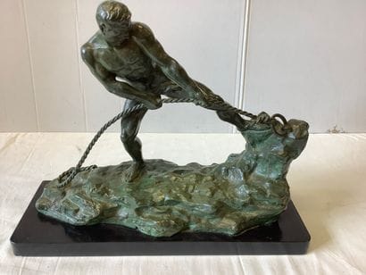 Très beau bronze à patine verte sur socle...