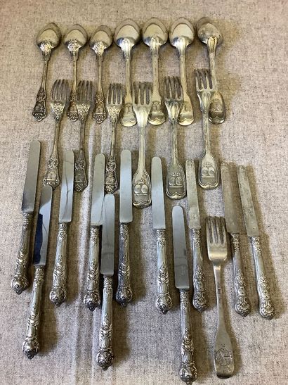 Argent: Lot de couverts dépareillés en argent...