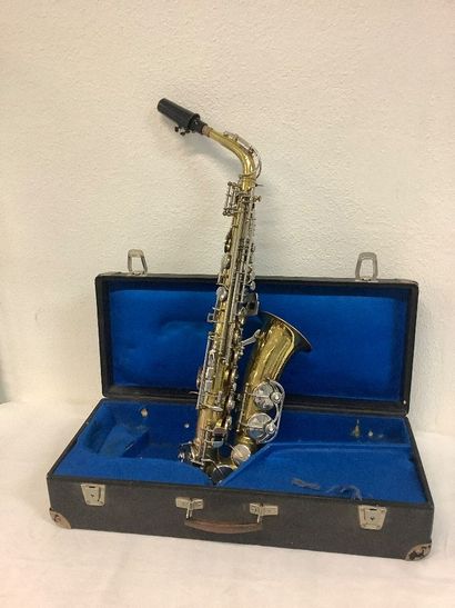 Un saxophone de marque Weltkiand, dans sa...