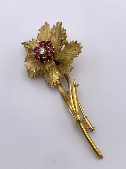 Broche floral en or jaune 750 millièmes centrée...