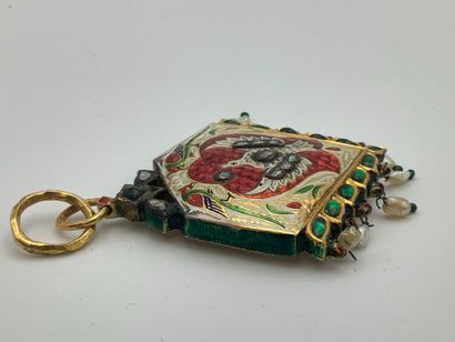Pendentif à décor de colombe et de fleurs,...