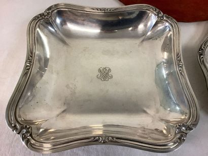 Un ensemble de 2 plats en argent poinçon...