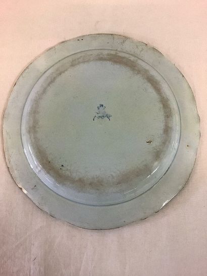 GIEN: Une assiette ancienne en faïence de...