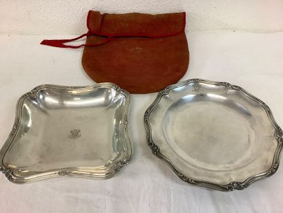 Un ensemble de 2 plats en argent poinçon...