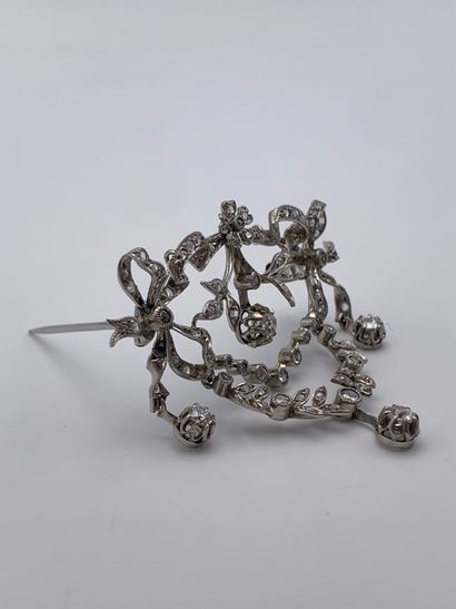 Broche/pendentif « guirlandes » en or gris...