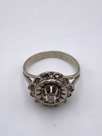 Bague marguerite en or gris 750 millièmes...