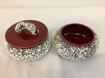 Sèvre: Ensemble de deux bonbonnières, céramique...