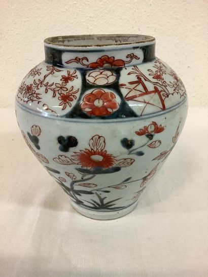Petit vase style asiatique à décor floral...