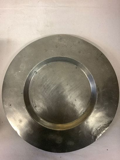 Plat en étain ancien armoirié.