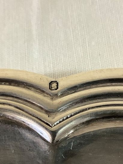 Un plat de service en argent poinçon minerve,...