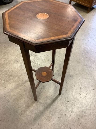 Small pedestal table in wood and marquetry....