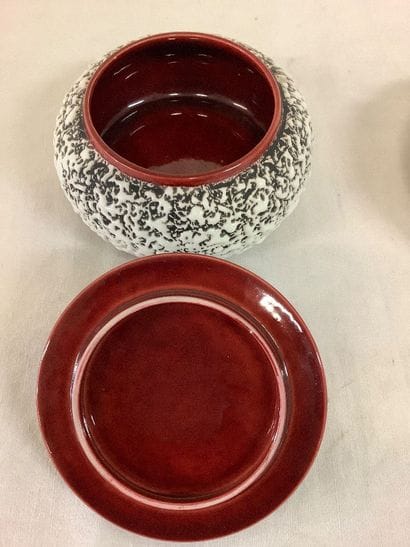 Sèvre: Ensemble de deux bonbonnières, céramique...