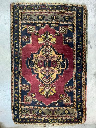 Small wool rug, handmade (Turkey?), worn,...