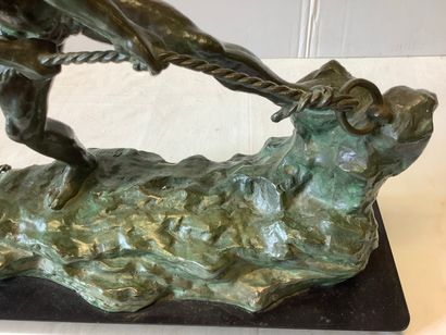 Très beau bronze à patine verte sur socle...