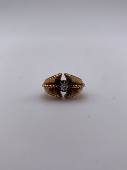 Bague tank en or jaune à décor de volutes...
