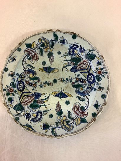 GIEN: Une assiette ancienne en faïence de...