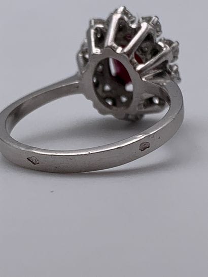 Bague marguerite en or gris 750 millièmes...