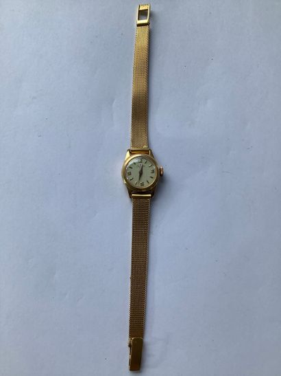 Une montre bracelet dame boîtier et bracelet...