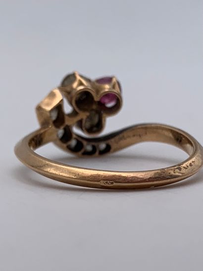Bague en or rose 750 millièmes ornée de deux...