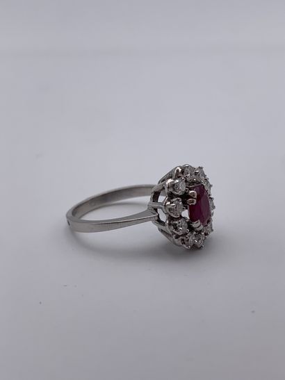 Bague marguerite en or gris 750 millièmes...