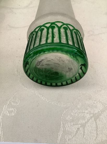 Lot de deux soliflores en verre sculpté à...