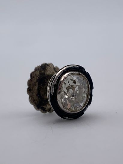 Une boucle d oreille en argent 800 millièmes...