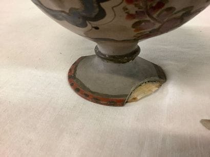 Ensemble d’objets en terre cuite, deux coupes...