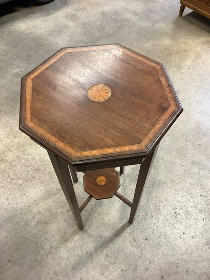 Small pedestal table in wood and marquetry....