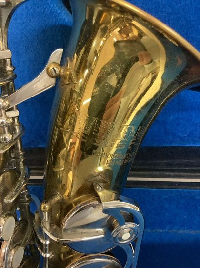 Un saxophone de marque Weltkiand, dans sa...