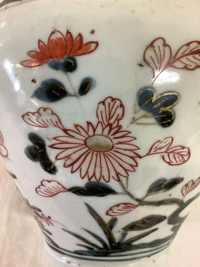 Petit vase style asiatique à décor floral...