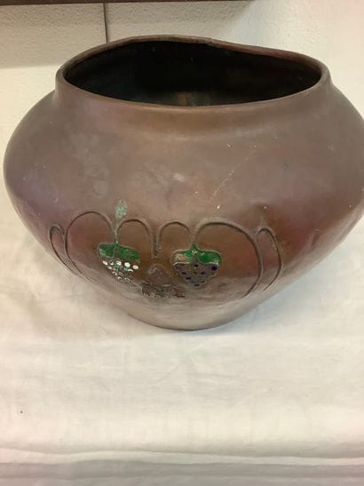 Grand cache pot en cuivre à décor de grappe...