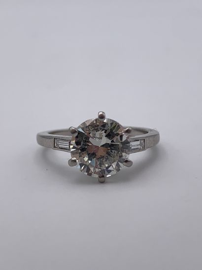 Bague en platine centrée d un diamant taille...