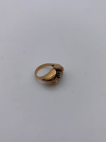 Bague tank en or jaune à décor de volutes...