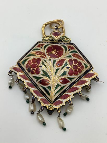 Pendentif à décor de colombe et de fleurs,...
