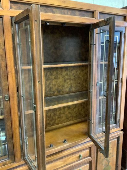 Maison BASSETT fournitures. Meuble vitrine...
