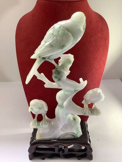 Ensemble de trois oiseaux perchés en pierre...