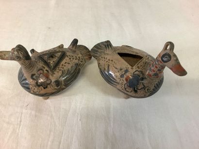 Ensemble d’objets en terre cuite, deux coupes...